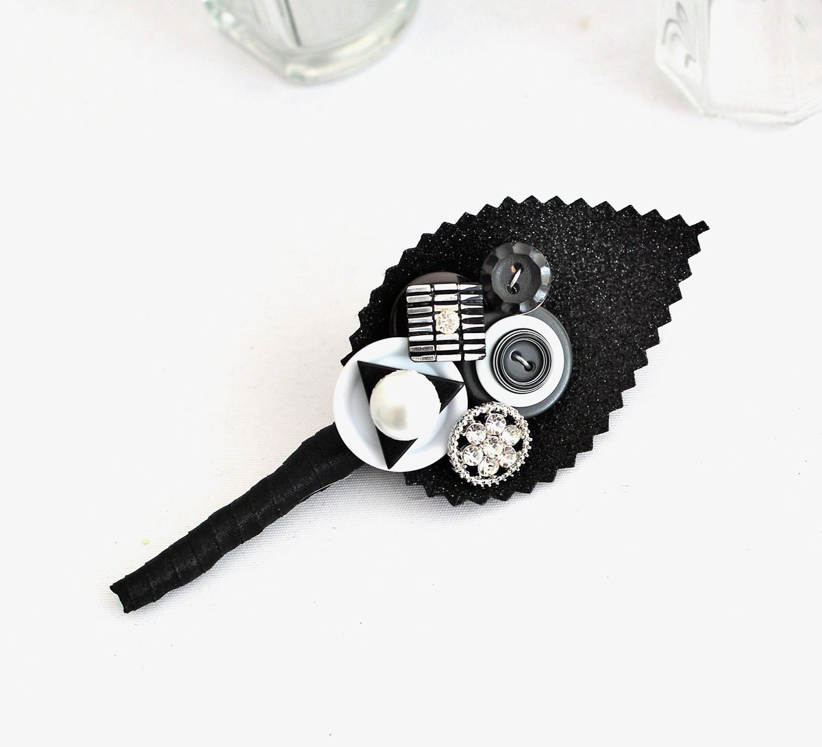 An #artdeco #buttonhole using vintage buttons #DowntonAbbeyFilm #downtonabbeymovie

iheartbuttons.co.uk