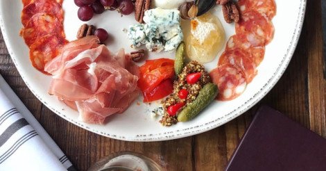 RoxyEncinitas's tweet image. Start off your dinner tonight with our Charcuterie &amp;amp; Cheese Board