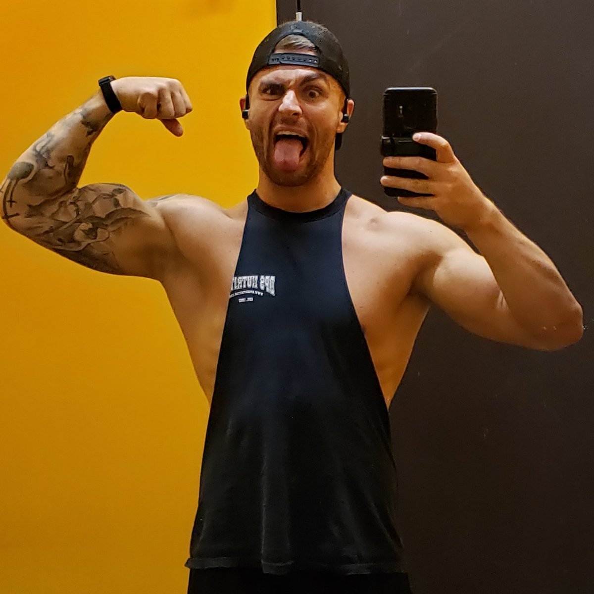 thejamiestanley's tweet photo. On Fridays, we flex. Also every other day. You're not special, Friday... #flexfriday #flexeveryday #workout #fitness #guyswholift #guyswithtattoos #gainzzz #selfie #gymselfie #guyswhotakeselfies  #guyswhotakegymselfies #goldsgym https://t.co/KnDoA2WhB7