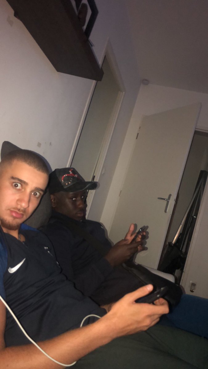 chrisbth7's tweet photo. J’ai un pote il déteste qu’on le prenne en photo tt le temps il se zehef matez https://t.co/JDbKYlDkED