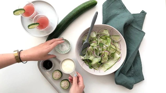 [RECETTES] 3 façons inédites pour savourer le concombre signées <a href="/JennBartoli/">Jennifer Bartoli</a> de <a href="/SprigCreative/">SprigCreative</a>. bit.ly/2kz4DFP #bouchardises #1ingrédient3recettes #loveontfood