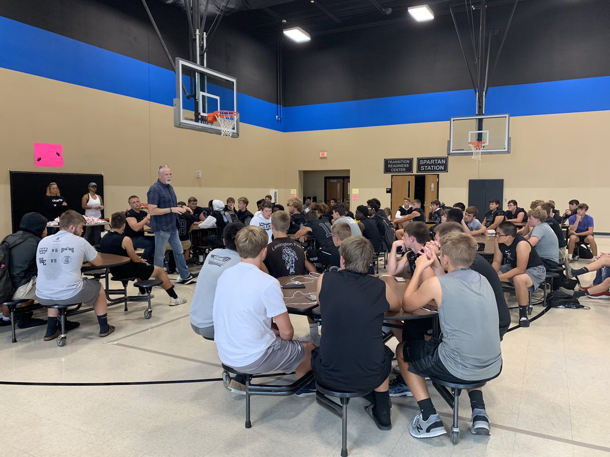 Big thank you to <a href="/FirstBaptistBG/">First Baptist Church Bowling Green</a> and Pastor John Beach for providing tonight’s pregame meal for the <a href="/SouthWarrenFB/">South Warren FB</a> team and coaches!! Thanks <a href="/JulieWaddell75/">Julie Waddell</a> for getting it all organized! 🖤💙
