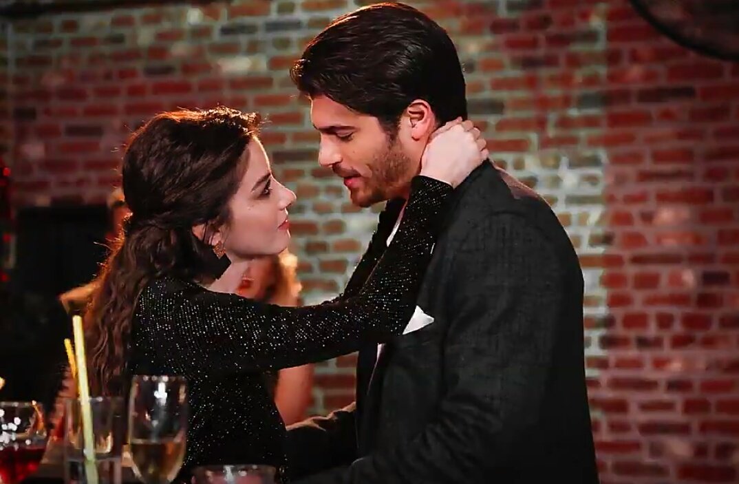 Jessijex1's tweet photo. Grazie per avermi tenuta in grande compagnia tutti questi pomeriggi!
Mi sono innamorata di Nazli &amp; Ferit dalla prima puntata e oggi con il gran finale è stato impossibile non commuoversi! Due attori bravissimi, dolcissimi e simpatici!❤️
@ozgecangurel #BitterSweet #Nazli &amp; #Ferit https://t.co/5fwl9osLEp