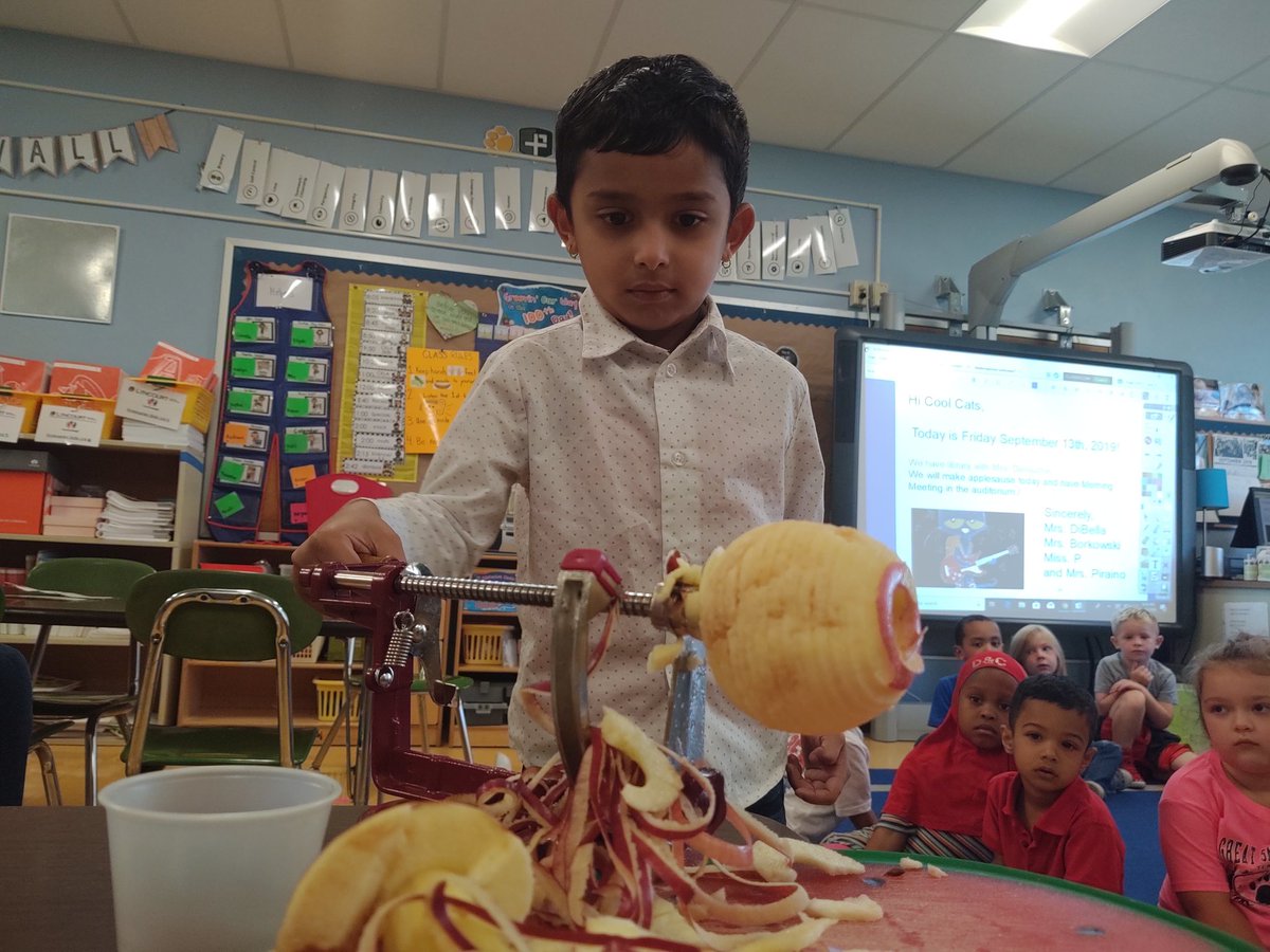 Making applesauce in kindergarten. We got to use the Apple corer/peeler/slicer! @Lyncourt_UFSD #welovecooking