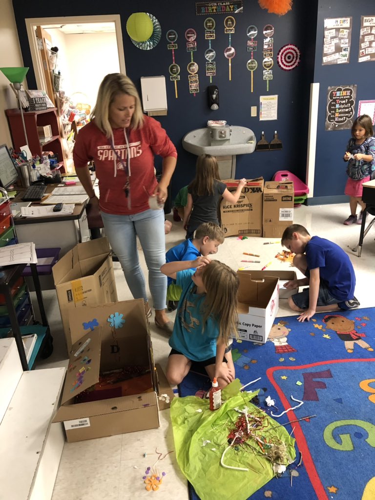 Spartan_Supt's tweet photo. Genius hour at SP elementary. Teachers and students taking risk and learning. #BeBraveLearners https://t.co/LGNq83wVWM