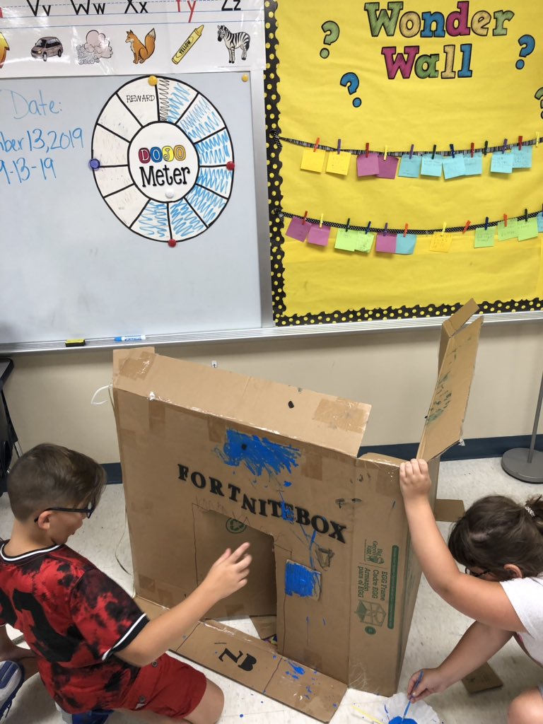 Spartan_Supt's tweet photo. Genius hour at SP elementary. Teachers and students taking risk and learning. #BeBraveLearners https://t.co/LGNq83wVWM