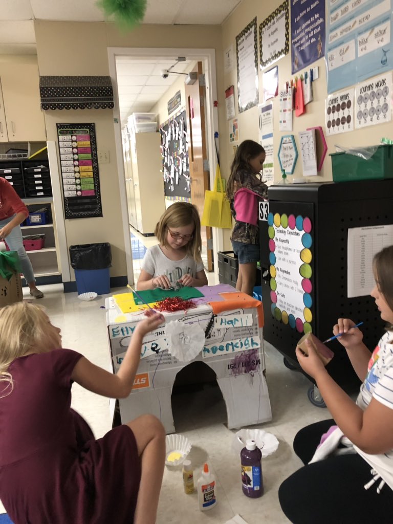 Spartan_Supt's tweet photo. Genius hour at SP elementary. Teachers and students taking risk and learning. #BeBraveLearners https://t.co/LGNq83wVWM