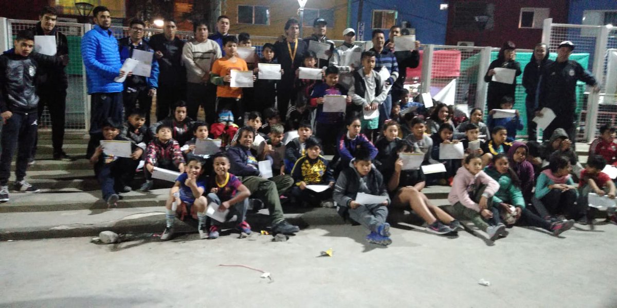 bichiparedes's tweet photo. Hoy tuvimos una capacitación y clínica de Fútbol para los profe, con los chicos y chicas de "El Playón" y "Aliados de Güemes" de la villa 31. 
Gracias a los profes por la atención y las ganas de seguir progresado.
Y también gracias a Deportes BA por acompañarnos. https://t.co/v8d99lOlou