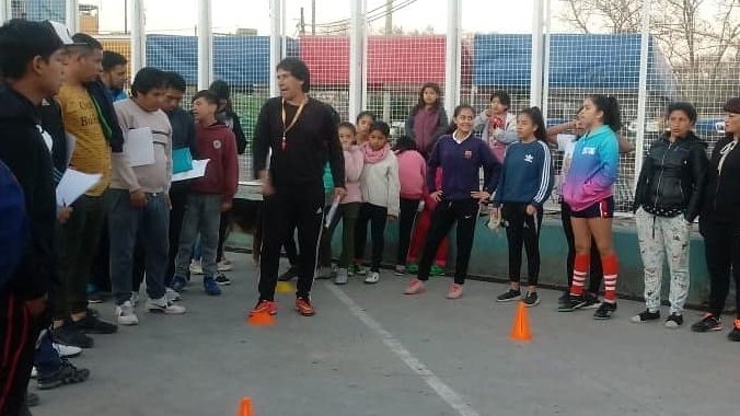 bichiparedes's tweet photo. Hoy tuvimos una capacitación y clínica de Fútbol para los profe, con los chicos y chicas de "El Playón" y "Aliados de Güemes" de la villa 31. 
Gracias a los profes por la atención y las ganas de seguir progresado.
Y también gracias a Deportes BA por acompañarnos. https://t.co/v8d99lOlou