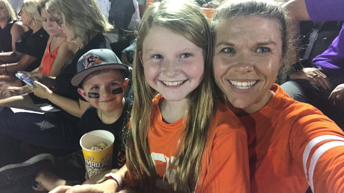 JessicaCadis's tweet photo. Friday Night Lights look better in Orange! 🧡 #bearcatfootball2019 #loveourbearcats #teachersbackthebond https://t.co/bvNnNHYzCh