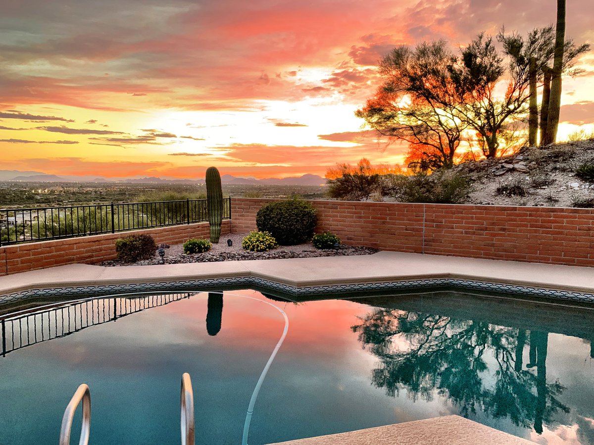 U2Ken's tweet photo. #CasaSnaps #TucsonFall
The pool catching the last bits of the sun https://t.co/X7XsJE3bGy