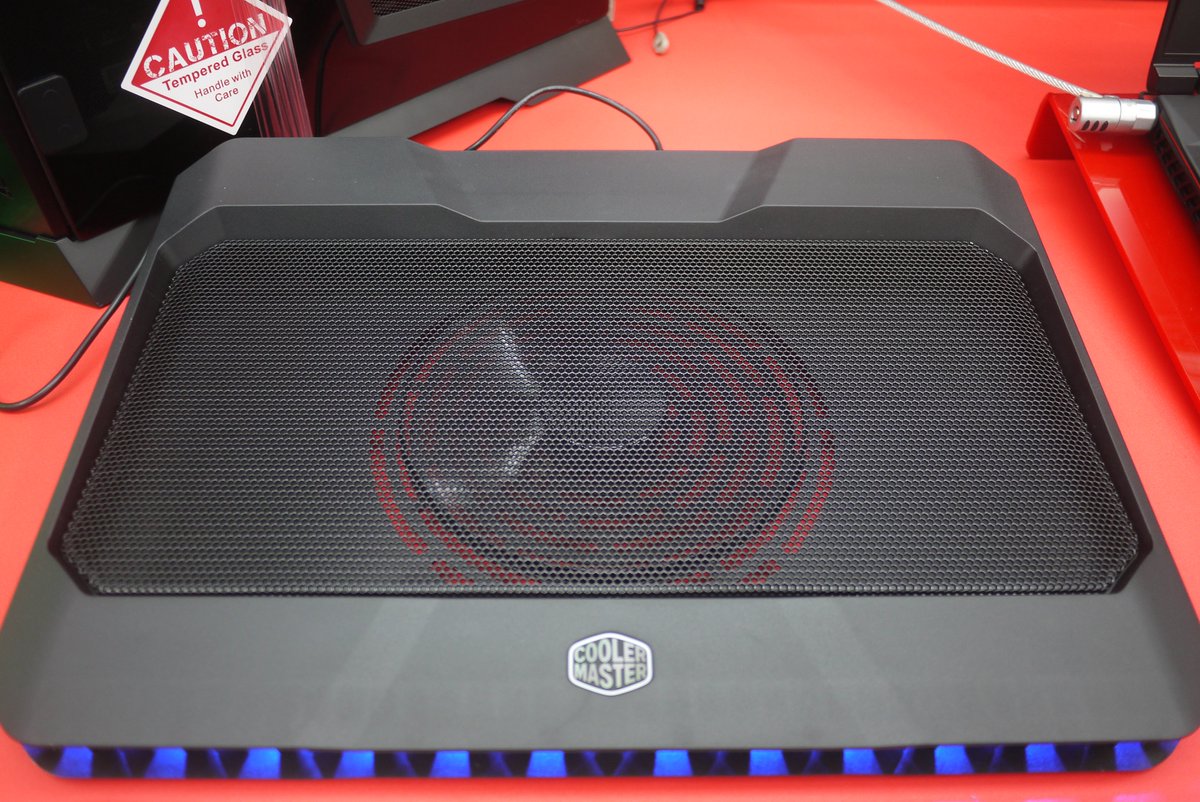 TSUKUMO_NAGOYA's tweet photo. 【#デジモバ館 】
#COOLERMASTER より新モデル「#NOTEPAL #X150R」が登場です‼️
金属メッシュに大型静音ファンを搭載しているので、効率よくノートパソコンを冷やせます。

サイズは17インチまで対応。
G-GEAR noteと一緒に揃えちゃうのがオススメです🎵

価格は￥5,200(税別)です https://t.co/TsYRyKDUHw