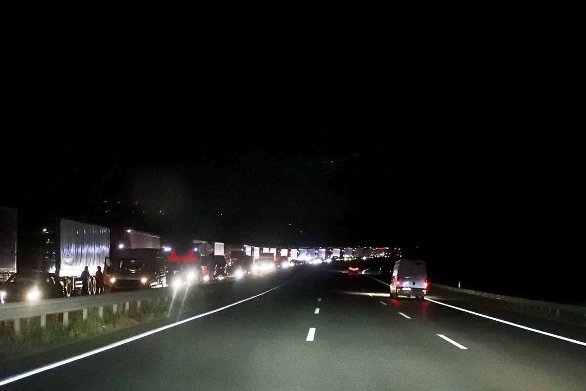 und danach der lange Stau aufgrund der Vollsperrung der Autobahn 2 #A2 Vollsperrung: Mehr als 20 Kilometer Stau auf A2 Richtung Hannover. mt.de/lokales/region…