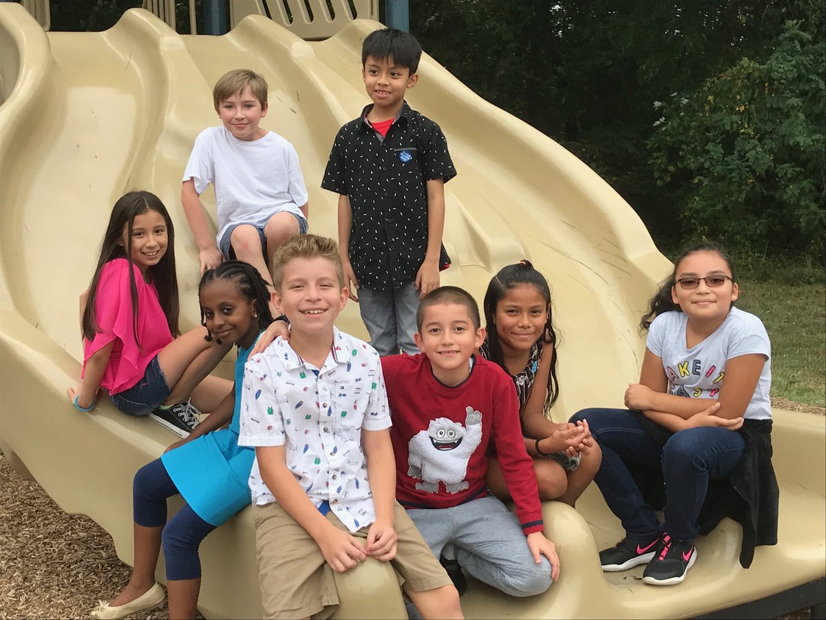 SusanWa118's tweet photo. Playground fun with friends ⁦@CameronElem⁩ #weloveFridays https://t.co/5m0IVCRS1j