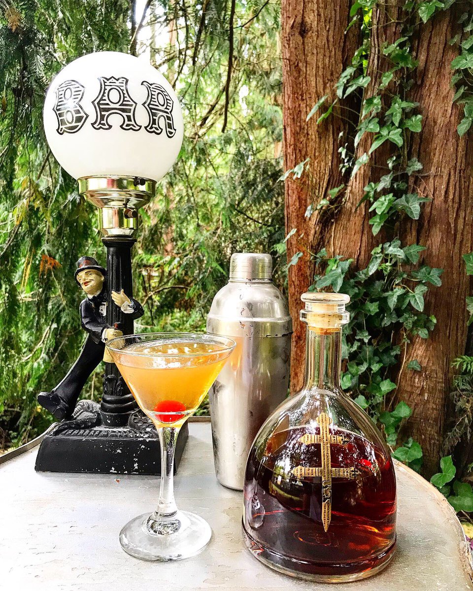 liquidlibation2's tweet photo. Friday the 13th with a full moon is upon us 😄 so I decided to embrace the weird vibes of the day and take my bar outside and shake up a classic cocktail. So for this metropolitan I used one of my favorites, D'usse cognac.  I love the extra layer of wood and spice it ads. https://t.co/B4hJW4hYUv