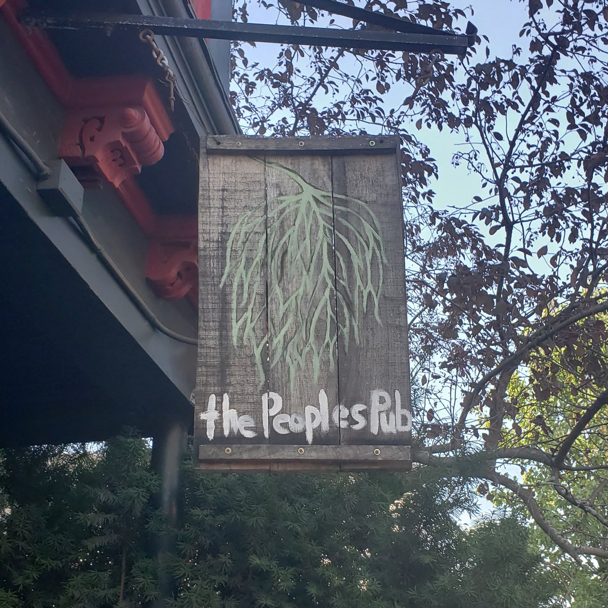 RoadPub's tweet photo. On this #fullmoon #FridayThe13th the @RoadPub stopped at the peoples pub. Only thing missing is a collaboration with @ThePubHeartland and the #PeoplesChamp. #peoplesandpubs https://t.co/kZqq1VyiP3