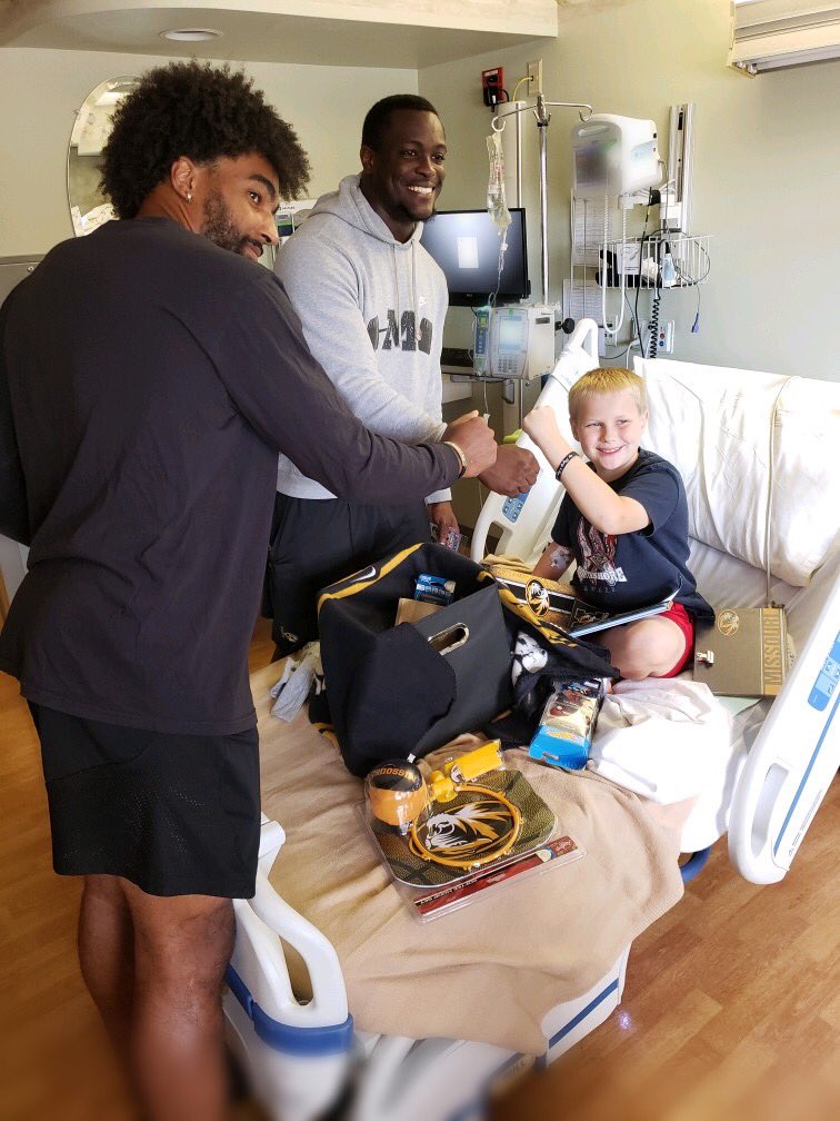 Playing4Hope's tweet photo. Our friend, Ross got a visit from his new friends on the MU Football Team. The boys had a lot of fun and shared tips as fellow sports fan. To @jbroo25 and @Deramus26 surprise, Ross was sending his new buddies home with his own autograph! #playing4hope #MizzouMade
@MizzouMade https://t.co/0canDyBM3j