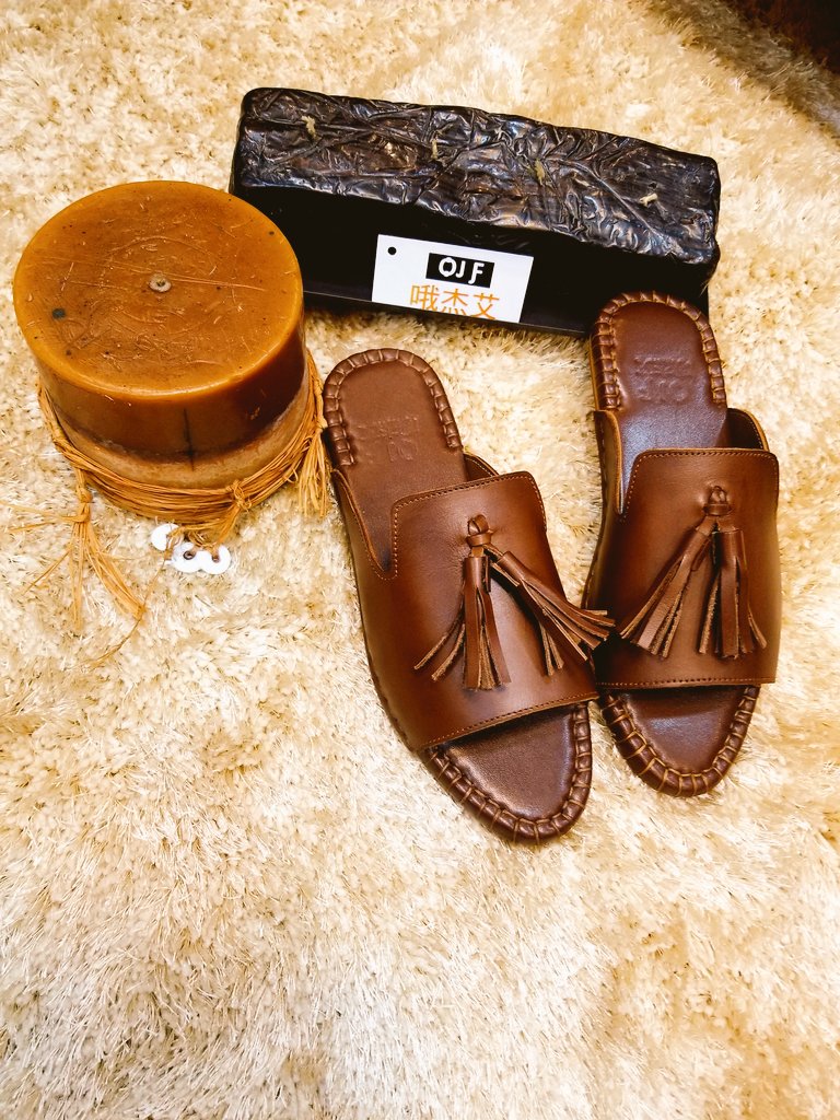 OjoraFuad's tweet photo. Where are all my beautiful ladies!? 😀😍. Order now and get this pretty slippers .call 08036759275 IG:@ojfclassic #Affordable #Afristyle #OriginalLeather #MadeInNigeria @is_salsu @instablog9ja @LagosFashionTv @Naijfashndaily @tokstarr @Omotayo_Visuals @thepamilerin @Realomosexy https://t.co/WxfbltCJvC