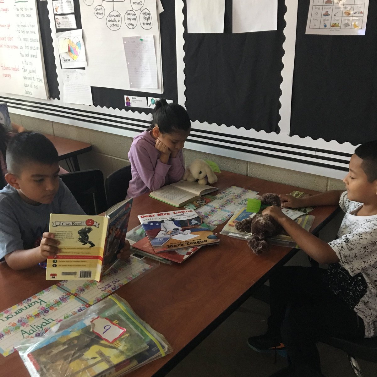stevigirl5490's tweet photo. Reading Pets are here to encourage us to read every day! #secondgradelove #UltimateLearningExperience @MabletonES https://t.co/yi5Ttn5CwM