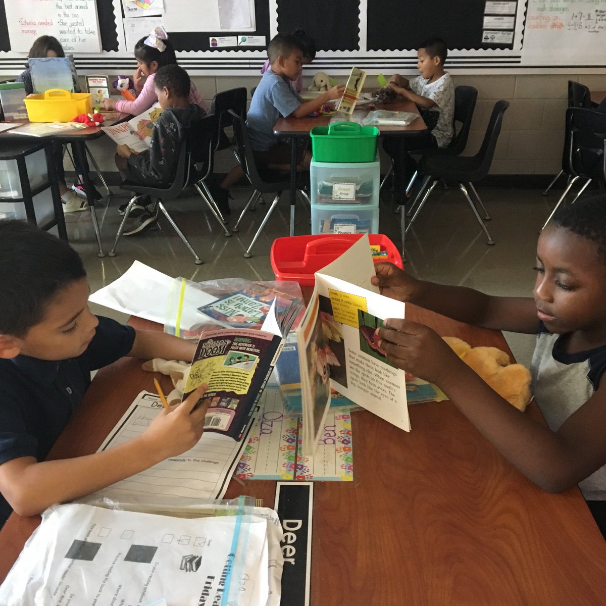 stevigirl5490's tweet photo. Reading Pets are here to encourage us to read every day! #secondgradelove #UltimateLearningExperience @MabletonES https://t.co/yi5Ttn5CwM