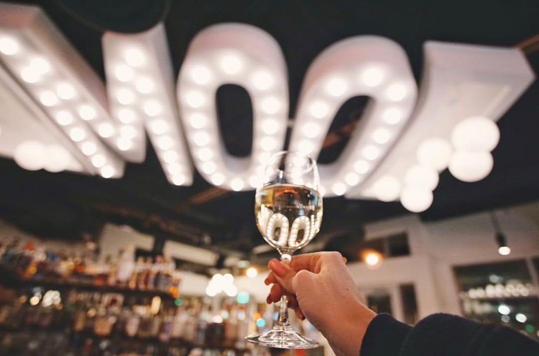 Raise a glass to Fridays at @denvermilkmarket!
.
.
.
.
.
.
📸: @taelorirby #MavenHotel #DairyBlock #DenverMilkMarket #TGIF #FoodHall #WineWineWine #LoDo #MileHighCity #HappyHour #TrendyHotel #DiningOut