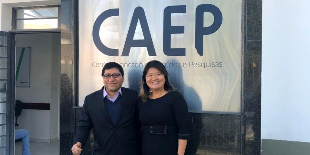 Sumando esfuerzos para la integración y oportunidades en beneficio de nuestros estudiantes, firmó un convenio interinstitucional con el CENTRO DE INNOVACIÓN E INVESTIGACIÓN CAEP-BRASIL, centro de referencia sobre estudios en Bioequivalencia y Equivalencia Farmacéutica en Brasil.