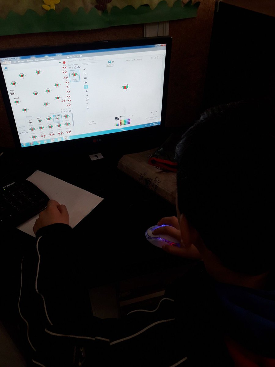 monica_esmail's tweet photo. Alumnos de la EP N7 de Comandante Nicanor Otamendi❤ #ProgramoMiLugar programando juegos relacionados con lugares de su interés, en este caso un partido en el Club de sus amores y las actividades rurales que realizan sus familias @BAConectados https://t.co/w96inb4X3J