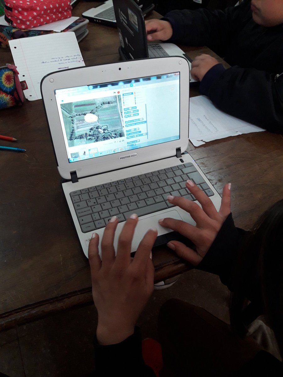 monica_esmail's tweet photo. Alumnos de la EP N7 de Comandante Nicanor Otamendi❤ #ProgramoMiLugar programando juegos relacionados con lugares de su interés, en este caso un partido en el Club de sus amores y las actividades rurales que realizan sus familias @BAConectados https://t.co/w96inb4X3J