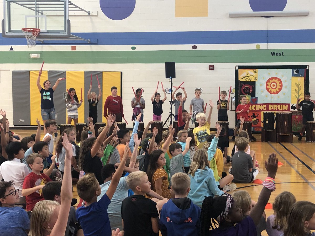 jenhuegel1's tweet photo. Lots of 3rd graders enjoying the Dancing Drums assembly today! 🥁 #vanallenpride https://t.co/R9xjoVXgIZ