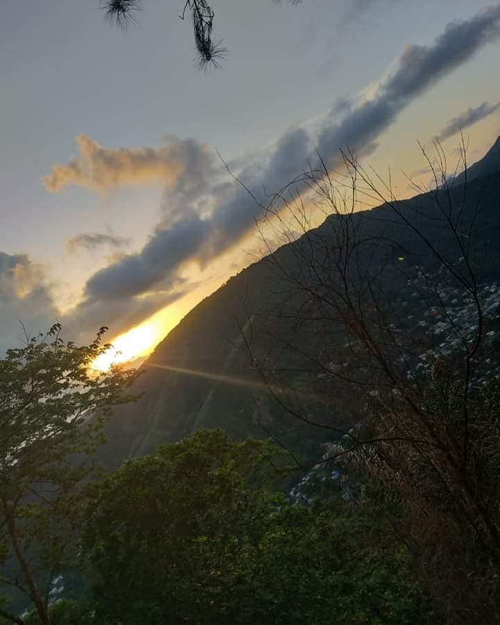 Golden_Eagle12's tweet photo. Sunsets are proof that no matter what happens everyday can end beautifully ☺️🙏🏽☀️ #sunset #GlowHike #HappySabbath https://t.co/IEBMT8aSTR