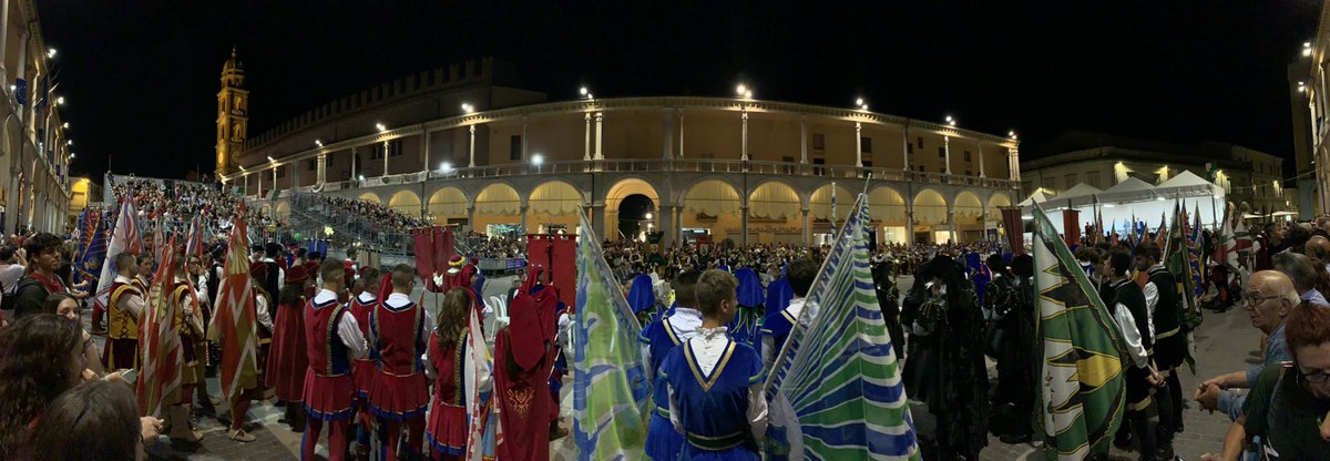 GruppoMdB's tweet photo. Maestà della Battaglia e gli altri gruppi a Faenza all’inaugurazione della Tenzone Aurea 2019, i campionati nazionali sbandieratori e musici Assoluti di serie A1 Fisb
#sbandieratori #musici #tamburi #chiarine #bandiere #quattrocastella #migliori20gruppiditalia #tenzoneaurea https://t.co/sxEOnH45zW