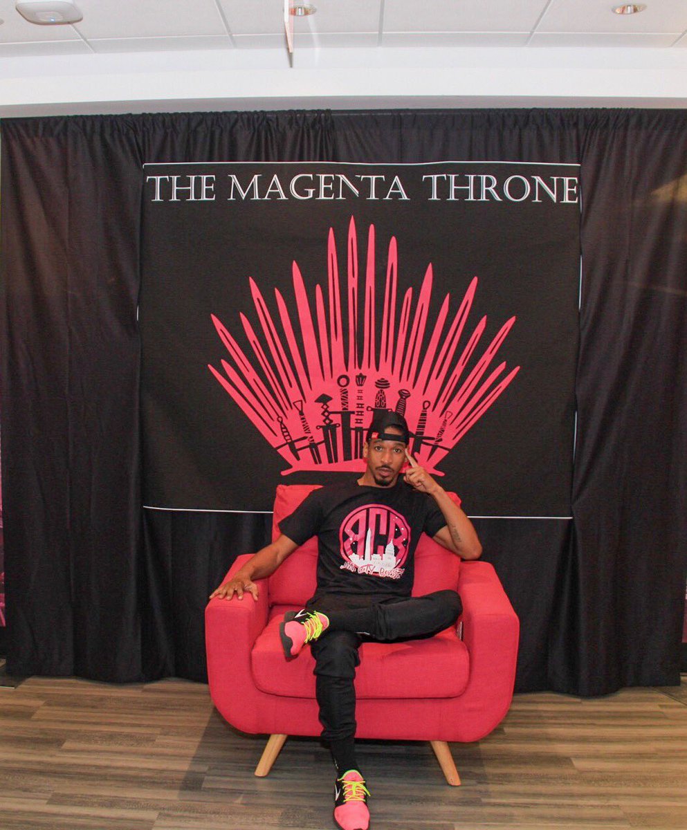 TherassBrooks's tweet photo. Day 1 of the #iPhone11 preorder is in full swing and the RVA Rockstars are having a blast serving our amazing customers. #WeRVA #GameOfApple #FamousForCare @m_wan4life @CallieField  📱⌚️ https://t.co/UfjPWk1itt