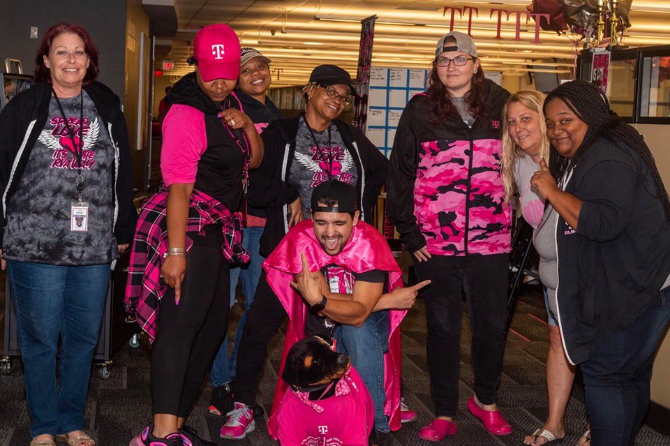 TherassBrooks's tweet photo. Day 1 of the #iPhone11 preorder is in full swing and the RVA Rockstars are having a blast serving our amazing customers. #WeRVA #GameOfApple #FamousForCare @m_wan4life @CallieField  📱⌚️ https://t.co/UfjPWk1itt
