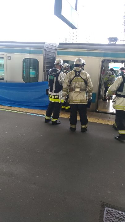 京浜東北線の本郷台駅の人身事故で救護活動している現場の画像