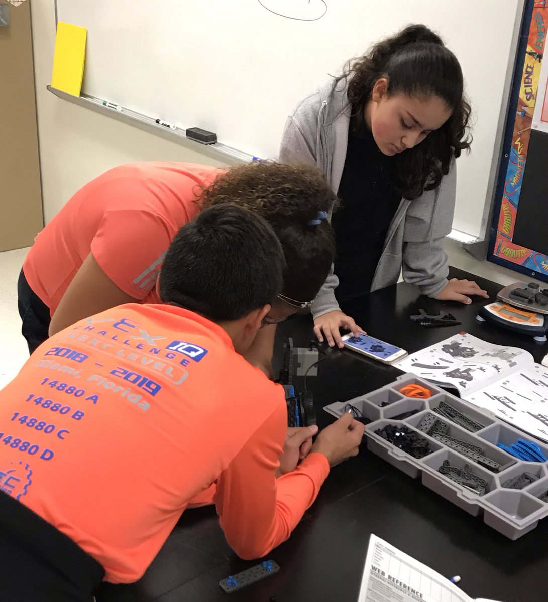 STEMSquadHDMM's tweet image. VEX CLub continues to expand. Now up to 17 teams working on 26 different robots. So much engineering happening. So much coding happening. #STEMis #LearningIsFun