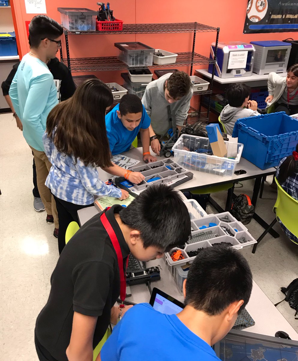 STEMSquadHDMM's tweet image. VEX CLub continues to expand. Now up to 17 teams working on 26 different robots. So much engineering happening. So much coding happening. #STEMis #LearningIsFun