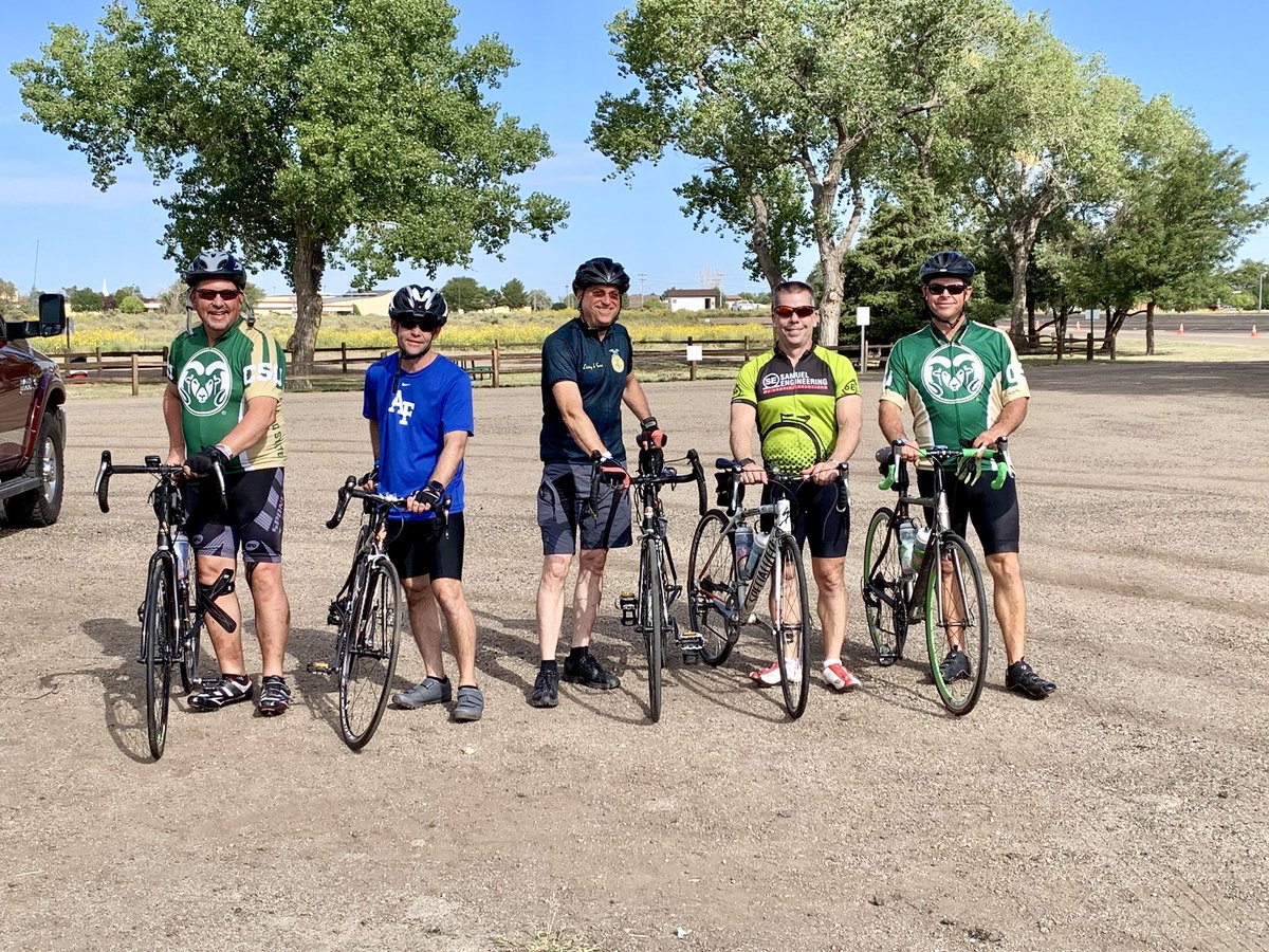 coffafoundation's tweet photo. Look at all these fine folks! The group made it to Kansas today!

#PedalThePlains #Eggcellent #ScenicByWay #PlainsGold #CampApache #HollyWildcats #powerpoles https://t.co/j7kiGXoInE