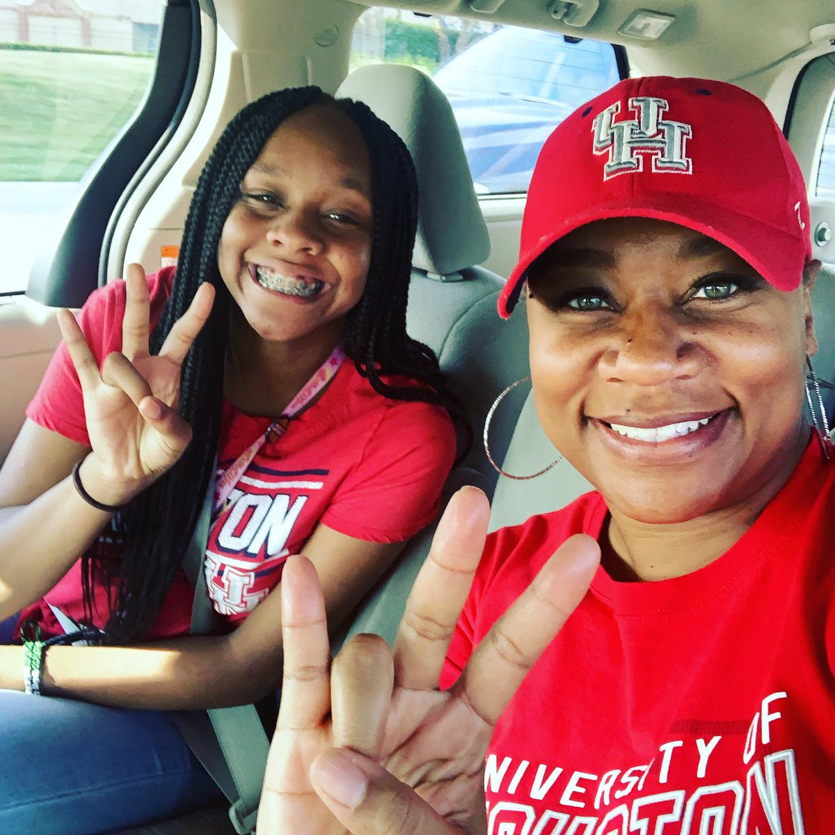 virgo77568's tweet photo. Let’s get this party started 🐾🏈🐾🏈 #GoCoogs @jmojakori Fans 🥰 #HoustonCoogs @nrgpark https://t.co/XUtGUXoe5n
