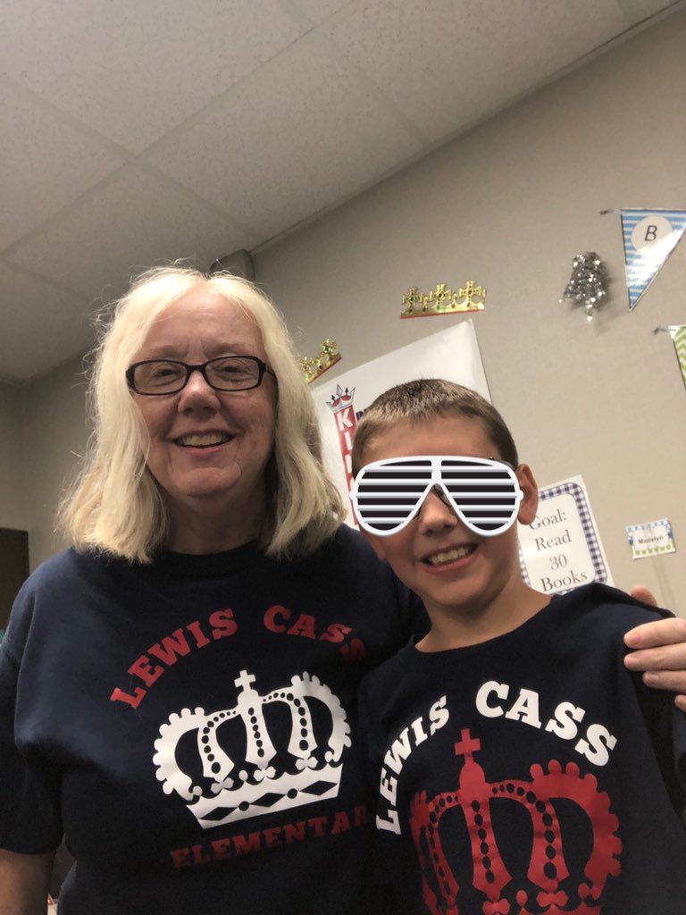 bowman_mandy101's tweet photo. #kingspride When a student you had last year comes by to see you and you are wearing same spirit wear! #alwaysbeaking https://t.co/NtgVg3JKtY