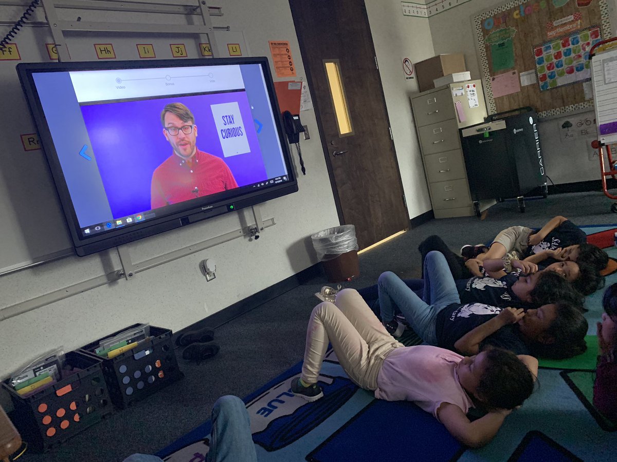 MsPuenteTeaches's tweet photo. Watching Mystery Doug after recess to cool off and end our Friday!! #NorthernLights @SammonsBulldogs #MysteryDoug #SecondGradeSharp🌵 https://t.co/bqdX1Igzvc