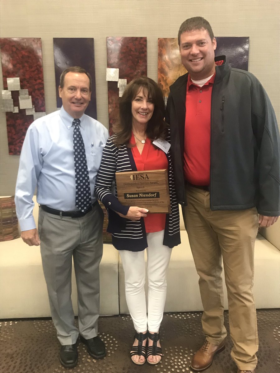 SwierczewskiPam's tweet photo. IESA Distinguished Service Award for 25 years of coaching Speech/Drama Club! #HCMS #fsd157c #HCMS157c https://t.co/C6RTmNFiaV