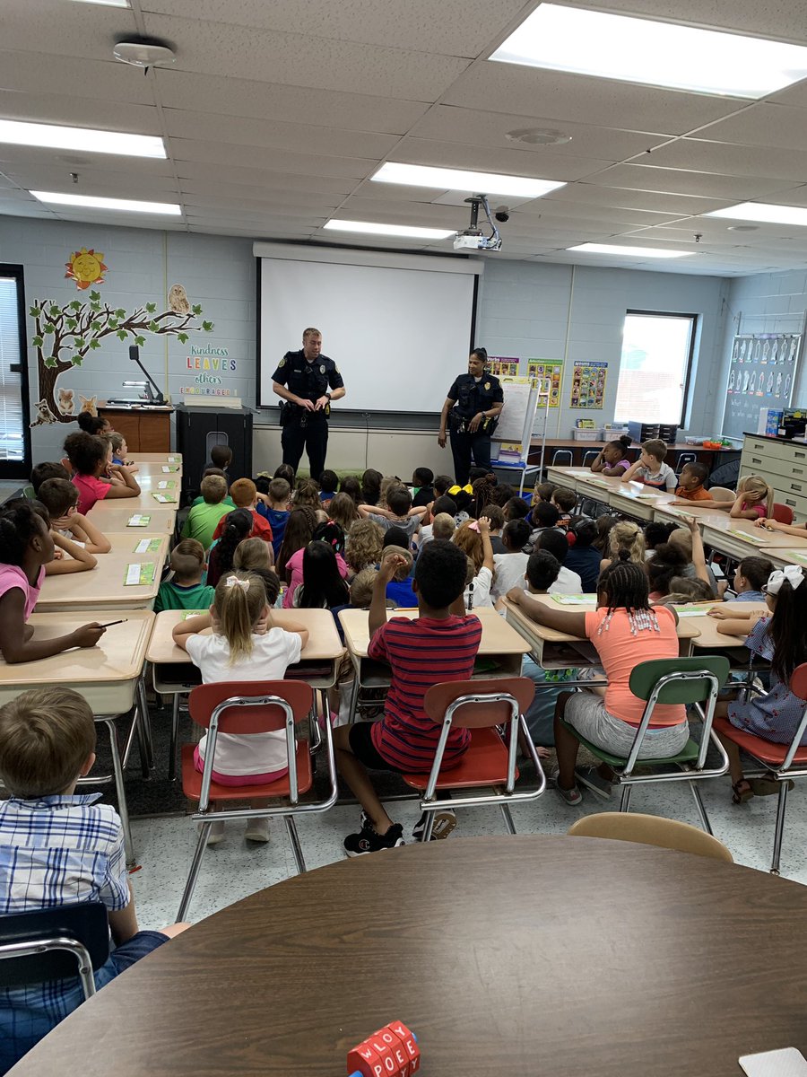 MooreMagnetSTEM's tweet photo. STEM careers at Moore! We had special visitors for our first grade friends! The Clarksville Police Department introduced students to their role as community helpers and the special tools used to do their job. #SoMuchMoore @ Moore Magnet Elementary https://t.co/nTkTTLQfK5