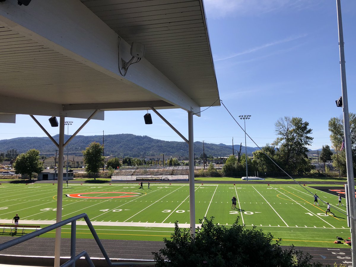It’s a beautiful evening for the #FridayNightBlitz Game of the Week at <a href="/CraterHigh/">Crater Highschool</a> with <a href="/matthoffmanwx/">Matt Hoffman</a> and @CamDerbySC