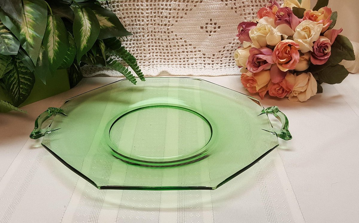 Lyn_Bluefish901's tweet photo. ELEGANT Green Depression Glass 6-Sided Tray, ART DECO Cookie Sandwich Platter Plate, Uranium Vaseline, Home Kitchen Dining, T.V. Movie Prop https://t.co/DTCkBTUi0F #Etsy #AmazingFunVintage.etsy.com #Vintage #GreenDepression https://t.co/4GzNLAhMEP