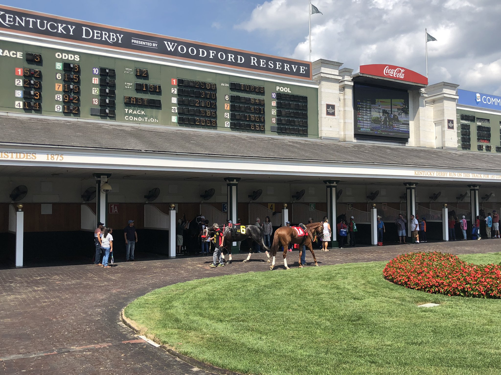 山口 功一郎 今日はチャーチルダウンズ競馬場で競馬観戦してきました ここはケンタッキーダービーの行われる競馬場で グリーンチャンネルの番組で見て憧れの競馬場でした 名物のミントジュレップも飲んでみましたが バーボン が半分以上入ってて強