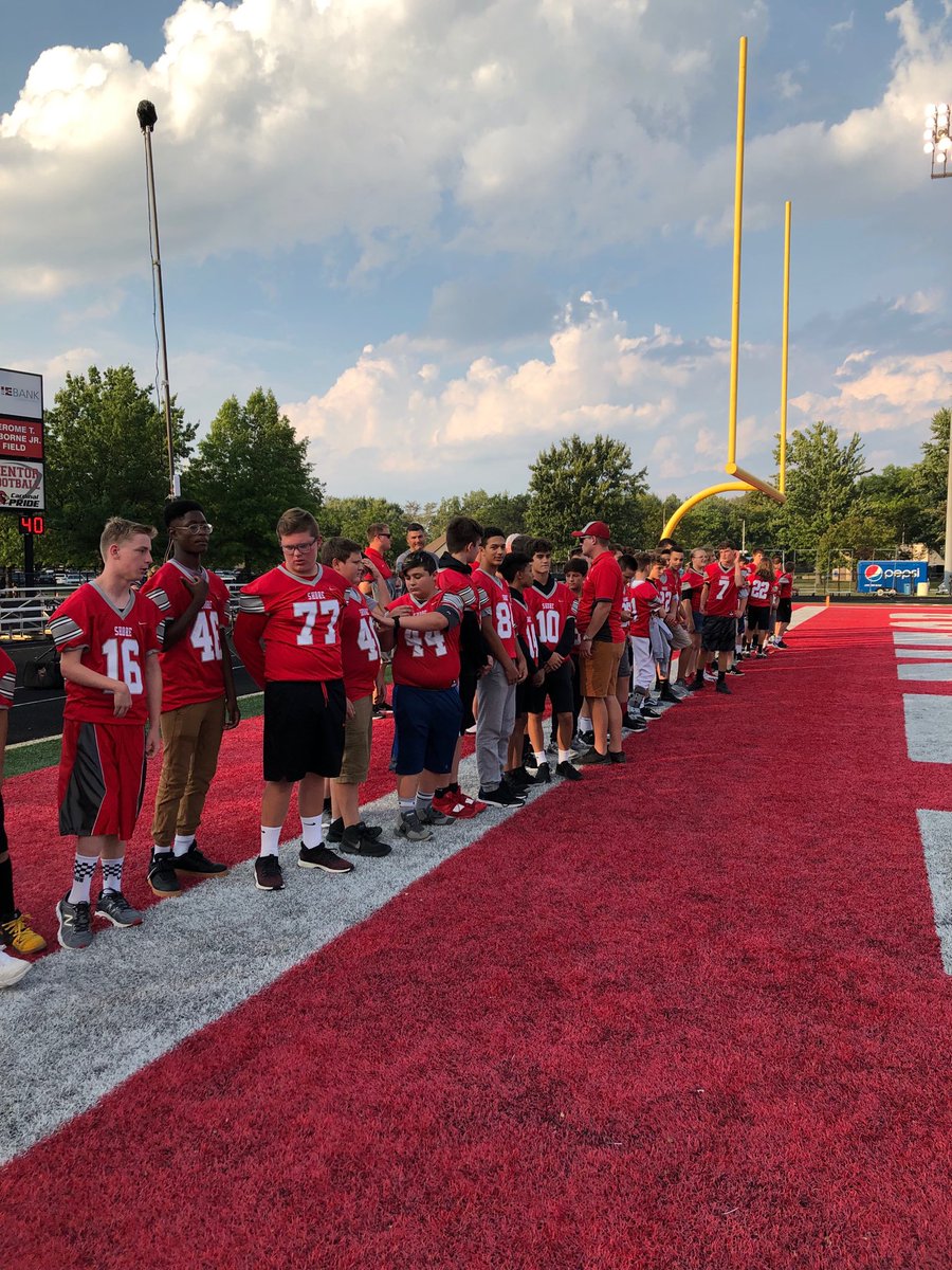 MichaelShoreMS's tweet photo. Shore cheerleaders and football players at MHS for middle school night! #OnceACard #shorerocks https://t.co/MwfohwoBAO
