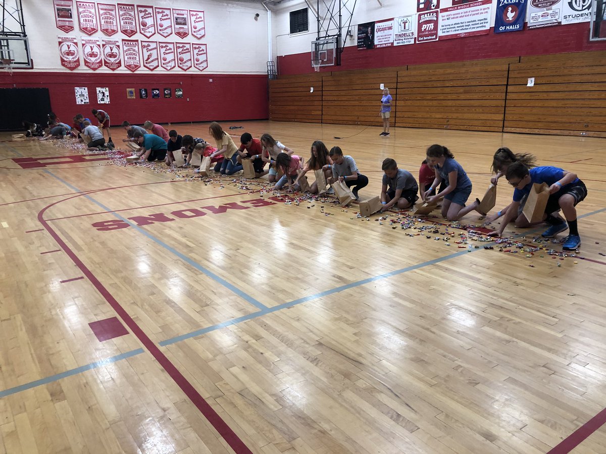 JoySherrodHMS's tweet photo. First day of KCS school coupon book incentive begins with the candy grab! Only 2,415 more books to sell to meet our goal. #HMSAllIn @HallsMiddle https://t.co/Evc8yGuNe0