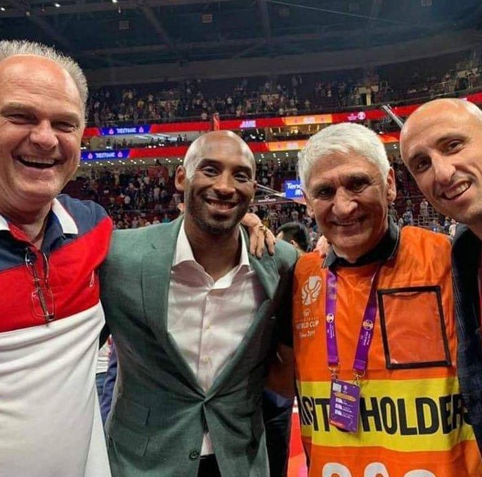 🇦🇷 Excelentemente acompañado anoche después del partido. Con 3 idolos del básquet mundial!
🇺🇲In amazing company after last night's game. With 3 legends of the game!
📸 🇧🇷 Oscar, 🇺🇲 Kobe &amp; 🇬🇷 Giannakis! 🙌🙌🙌