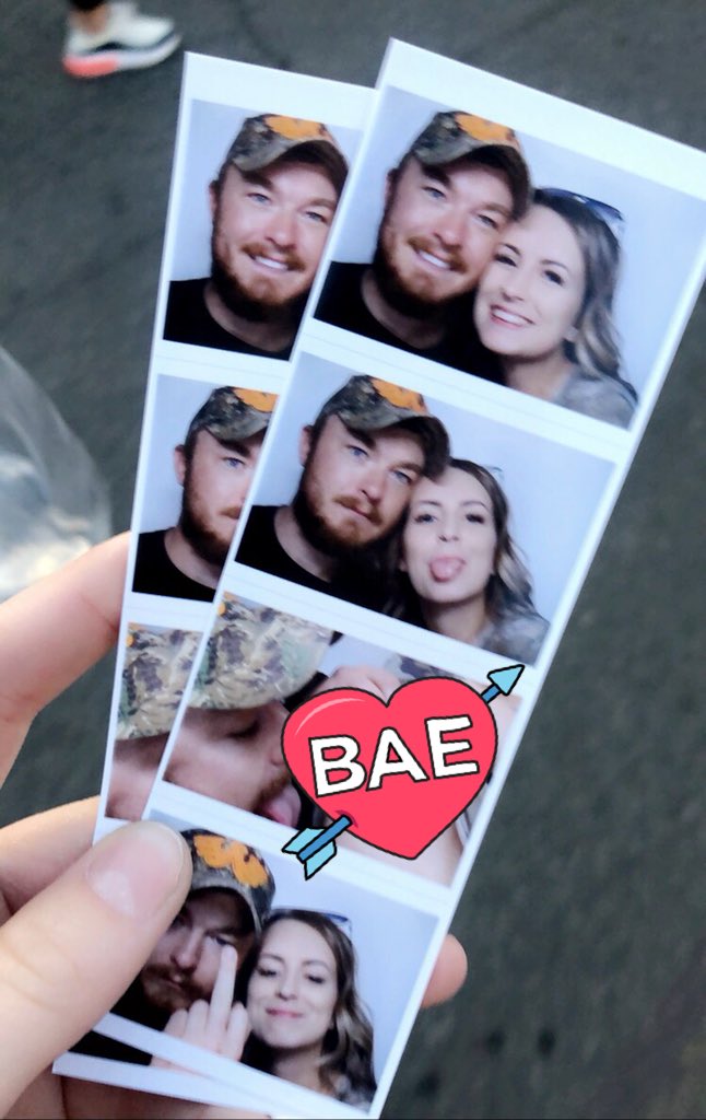 tressaeverett_'s tweet photo. there may or may not be a titty behind the sticker #bffffff https://t.co/oj6MjDXpbF