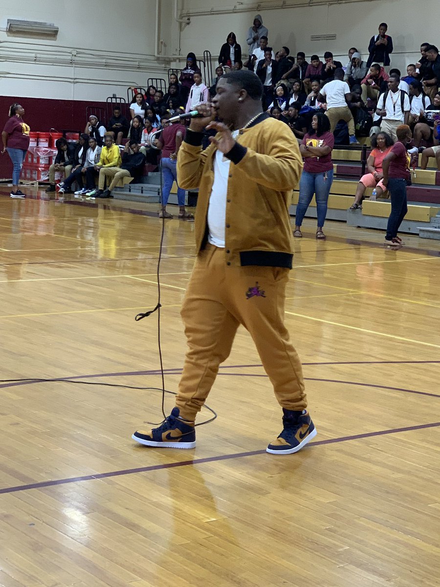 PrincipalMosby's tweet image. Sending a special thanks to my friends at SCS Student Affairs for hosting the 20/20 pop-up pep rally at Oakhaven today with a special appearance by Kevo Muney! Today was one incredible day for the hawks! @SCSSuptRay @EmpowerSCS @SCSK12Unified @kevomuney1